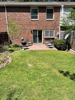 Mins to Blessing Hospital, Miss River, Country Club - 1