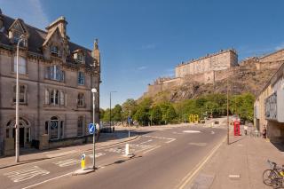 Castle View Modern 1-Bed Flat - 2