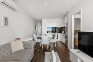 Private Apartment Prime Chic Escape with Balcony Views Pool Gym Parking - 3