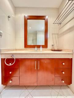 Luxury 5BR Villa with Sea View & Garden in Einbay - 5