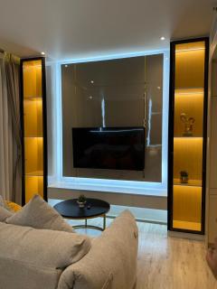 Arom Wongamat - 1