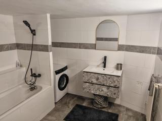 Urban Oasis - BIG stylish Apartment - 4