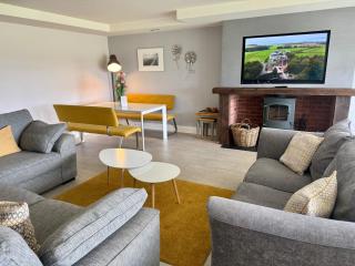 5 Bed House -Sleeps 10- Hot Tub - Garden - Parking - 4