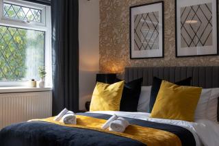 Spacious Apartment near MCR Airport - 2