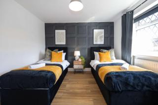 Spacious Apartment near MCR Airport - 1