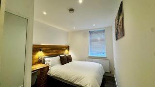 High Wycombe 1-Bed Apt: Modern & Central - 0