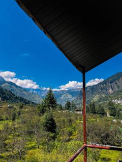 Apple Flower Himalayan Heights - Luxury Stay with Mountain Views, Parking & Garden - 8