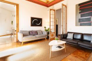 Apartamento de Lujo 7 Hab con balcón en Gran Vía -Grupos hasta 14 - 8min a pie Passeig Gràcia - 2