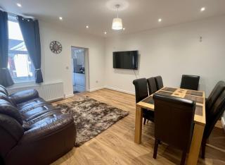 Spacious 5-Bed Retreat in Newcastle Perfect for Contractors & Teams! - 7