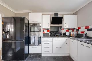 Modern Comfort 4BR House - 6