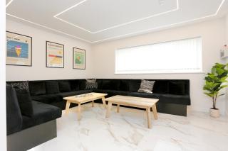 STAY BY THE SEA Deluxe Apartment - 6