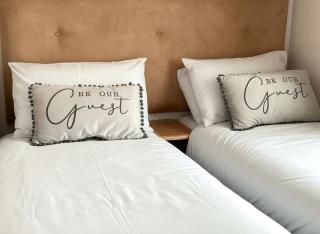 2-Bed Lodge Sleeps 4 Free Parking Hot tub - 6