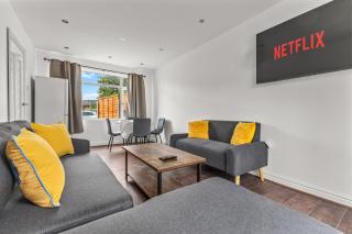 3 Bedroom House 4 beds free parking 2SD - 0