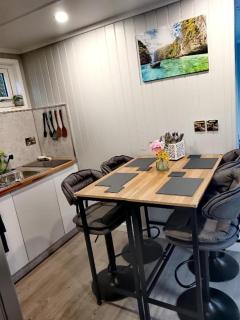 Peaceful garden guesthouse, Sleep 4, Parking, Private entrance, SuperFast Wifi - 4