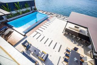 Luxury Villa 8 BR Sea and Mountain View with infinity pool - Al Dana Island Fujairah - 4