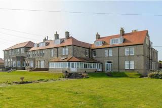 Near Beach - Sea View - Sleeps 6 - Parking - 7