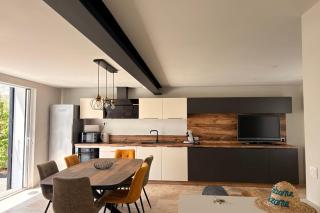 Spacious house village center courtyard and parking - 0