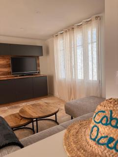 Spacious house village center courtyard and parking - 8