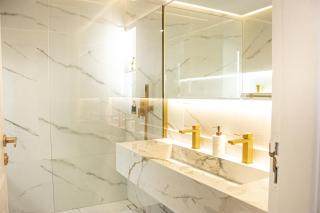 Stylish Two-Bedroom Apartment Overlooking the Sea by Hala Homes - 5