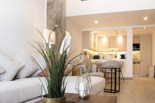 Stylish Two-Bedroom Apartment Overlooking the Sea by Hala Homes - 3