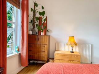 Cozy 2-Floor Home with Garden near Tube - 8