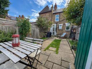 Cozy 2-Floor Home with Garden near Tube - 6