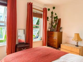 Cozy 2-Floor Home with Garden near Tube - 4