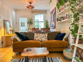 Cozy 2-Floor Home with Garden near Tube - 3