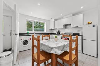 3 Bedroom house with 5 beds and Parking 18LW - 1