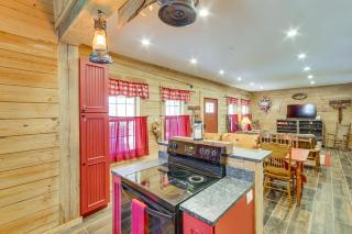 Rustic Hollister Cabin - 5 Mi to Downtown Branson - 2