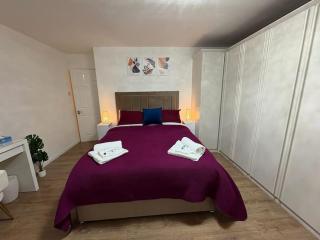 Modern & Spacious 3BR House Bracknell - Berkshire - 1