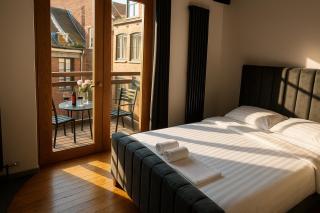 City Centre Balcony Apartment for 6 - Steps to Dining, Bars & Train - 3