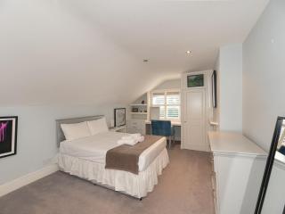 Pass the Keys Exclusive Family Home with Garden in Balham London - 2