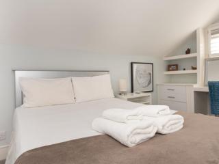 Pass the Keys Exclusive Family Home with Garden in Balham London - 1