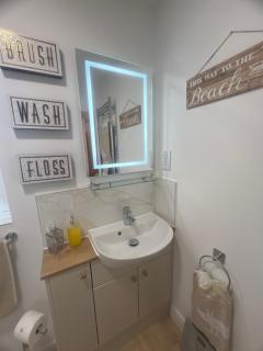 Boston Boutique Homestay King Bed Ensuite breakfast parking village location - 1