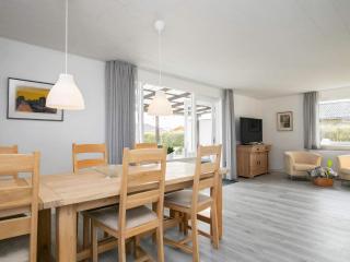 Spacious Holiday Home On A Large Plot, With Space To Play - 8