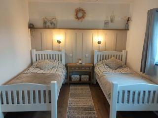 2-Bed Coastal Cottage - Sleeps 4 - Pet Friendly - 9