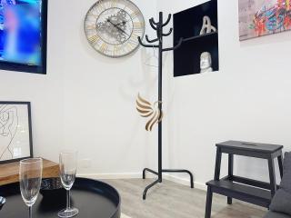 Chic Studio – Parking & Beaches 15 min Walk - 5