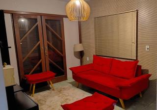 Casa aconchegante com 2 quartos, 2 camas de casal, toda climatizada, com garagem privativa - 0