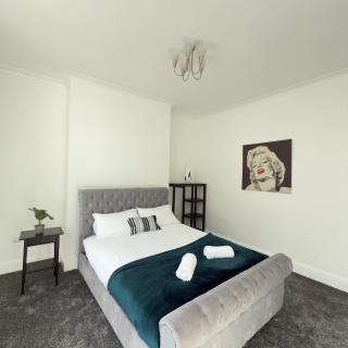 Modern Central Croydon Retreat - 5