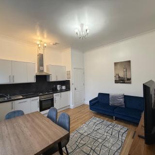 Modern Central Croydon Retreat - 1
