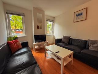 1 Bedroom City Centre Apartment - Sleeps 4 Free Parking - 2