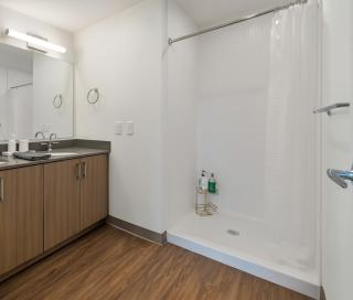 Modern 2BR Gem Rooftop Pool and Workspaces - 4