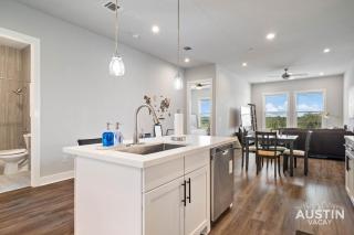 Walk to BBQ and Dog Park 2BR2BA Gym Workspace and WiFi by AustinVacay - 4