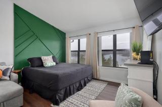 Luxury Studio Condo With Beautiful Lake View - 9