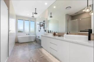 Luxury Burleigh Coastal Getaway - 4