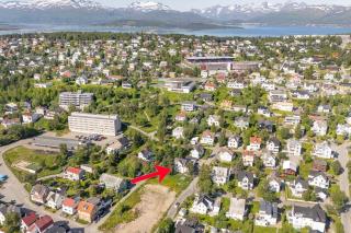 Arctic Hilltop Lodge - Historic Swiss-style Home - 3