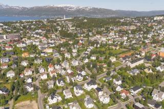 Arctic Hilltop Lodge - Historic Swiss-style Home - 2