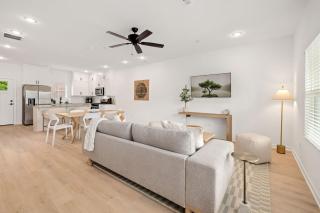 Home Base - Stays of 30 days or more - 2mi to Downtown - 3