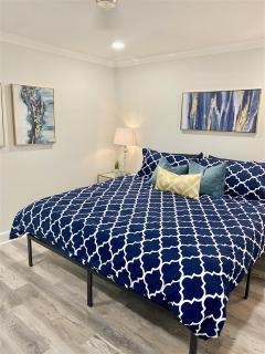 8th Floor Stylish Downtown Condo Private Balcony - 6